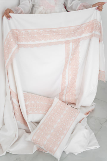 Elegant White Bedding Set with Soft Pink Lace Detailing – 5-Piece Luxury Collection