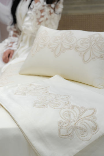 Premium Embroidered Bedding Set – Ivory Elegance