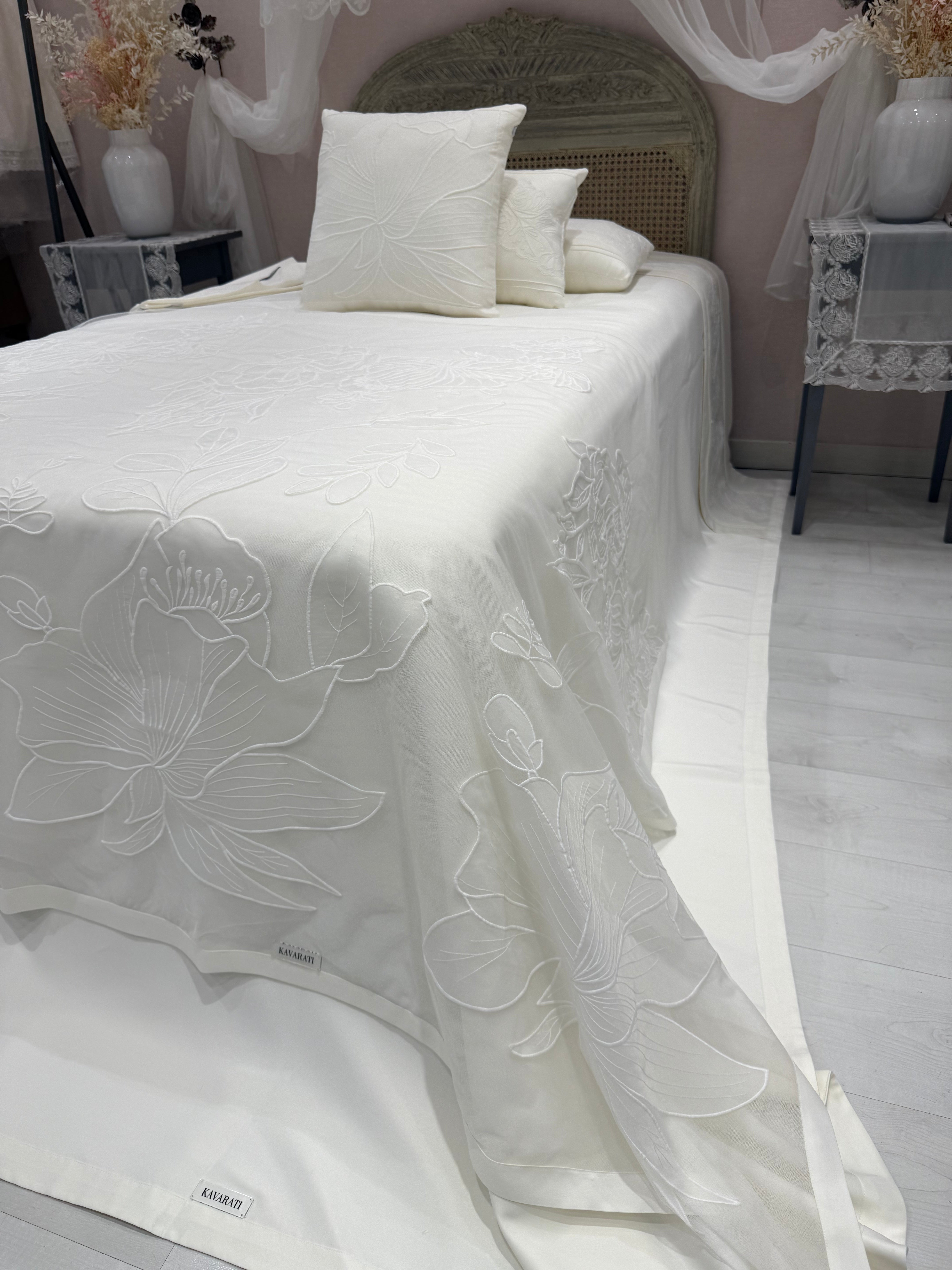 Luxury Modern Bedding Set with Floral Throw