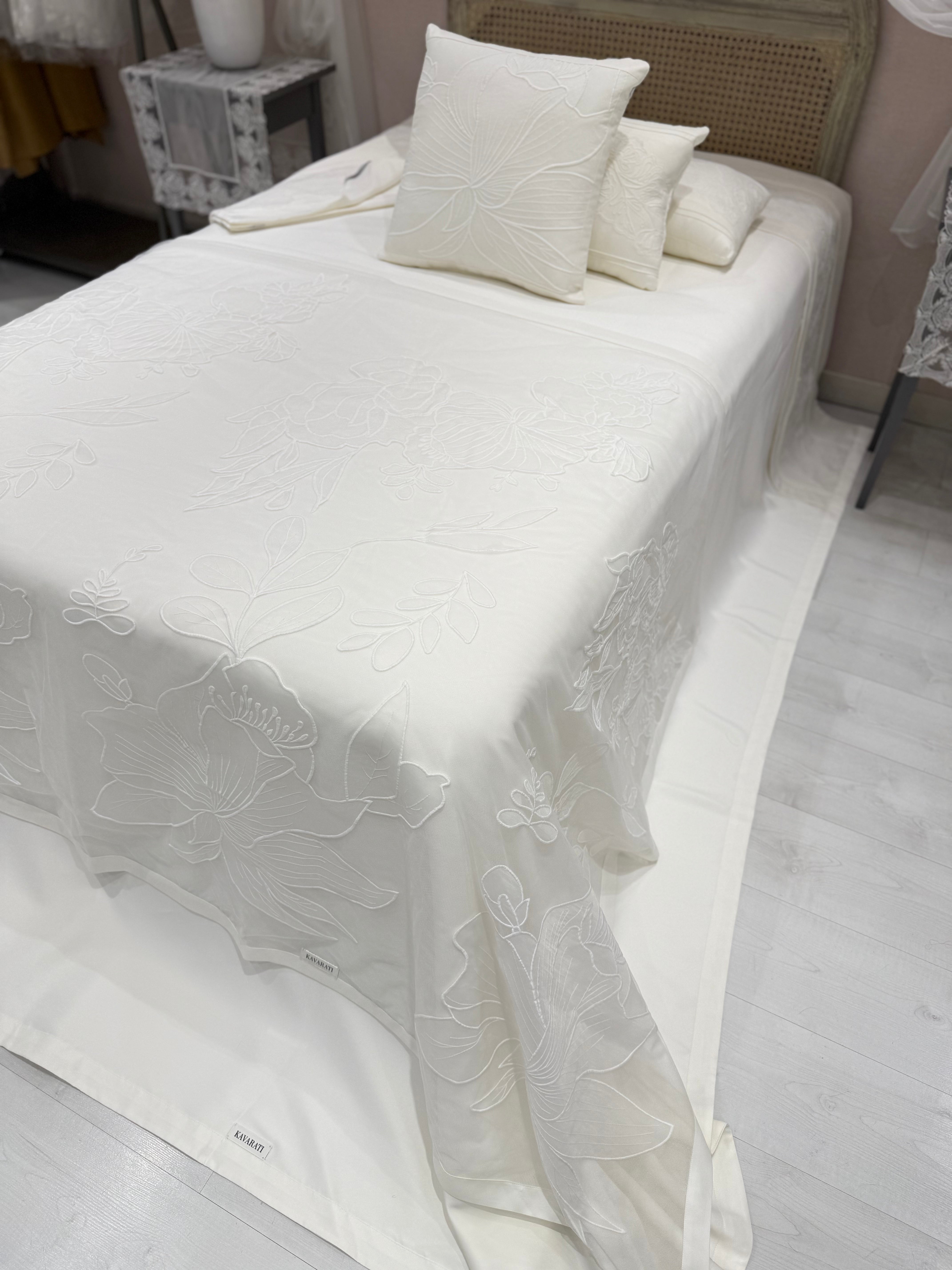 Luxury Modern Bedding Set with Floral Throw