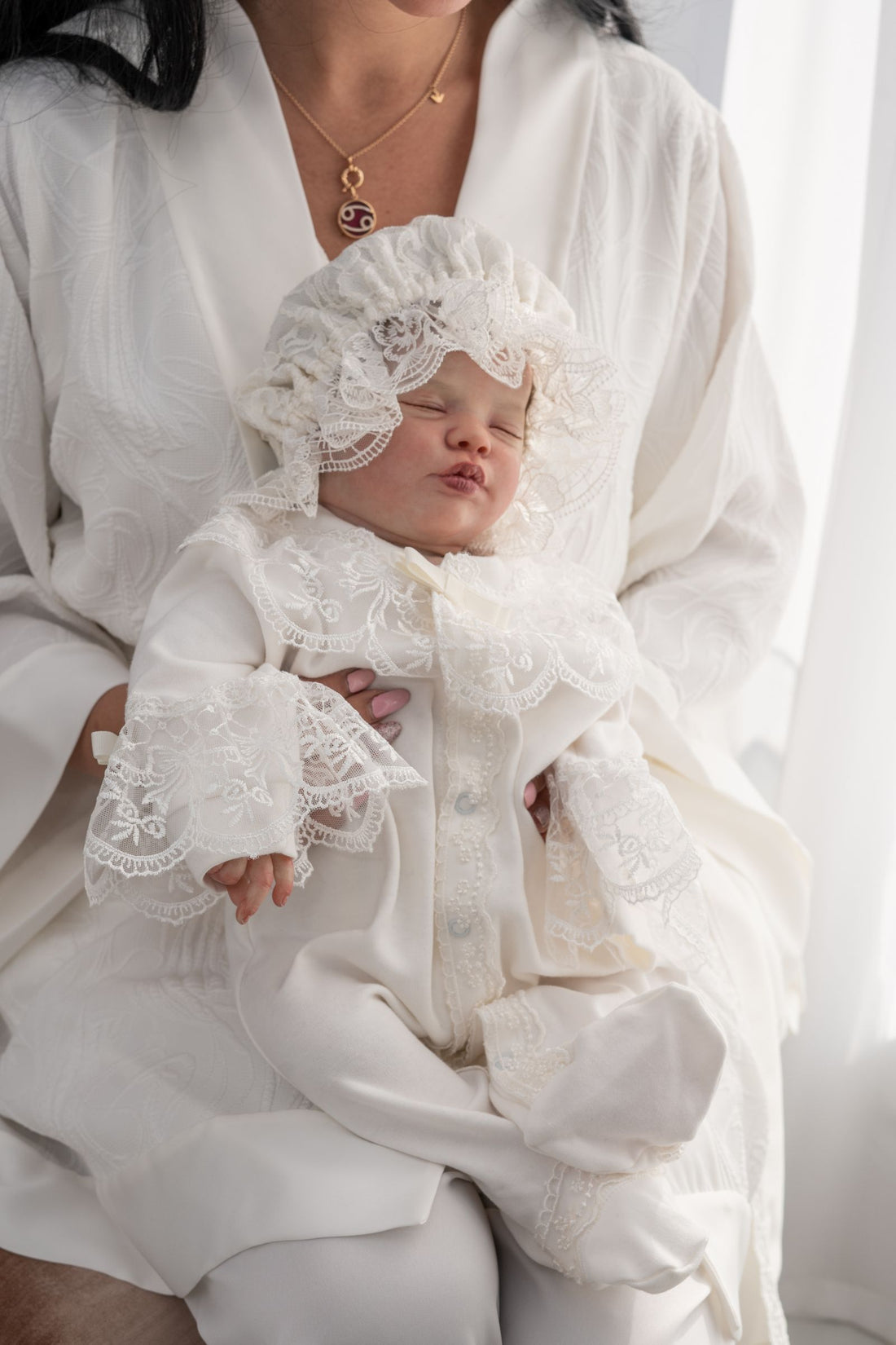 Luxury Cotton-Lined Lace Hat for Newborns – Soft Cream