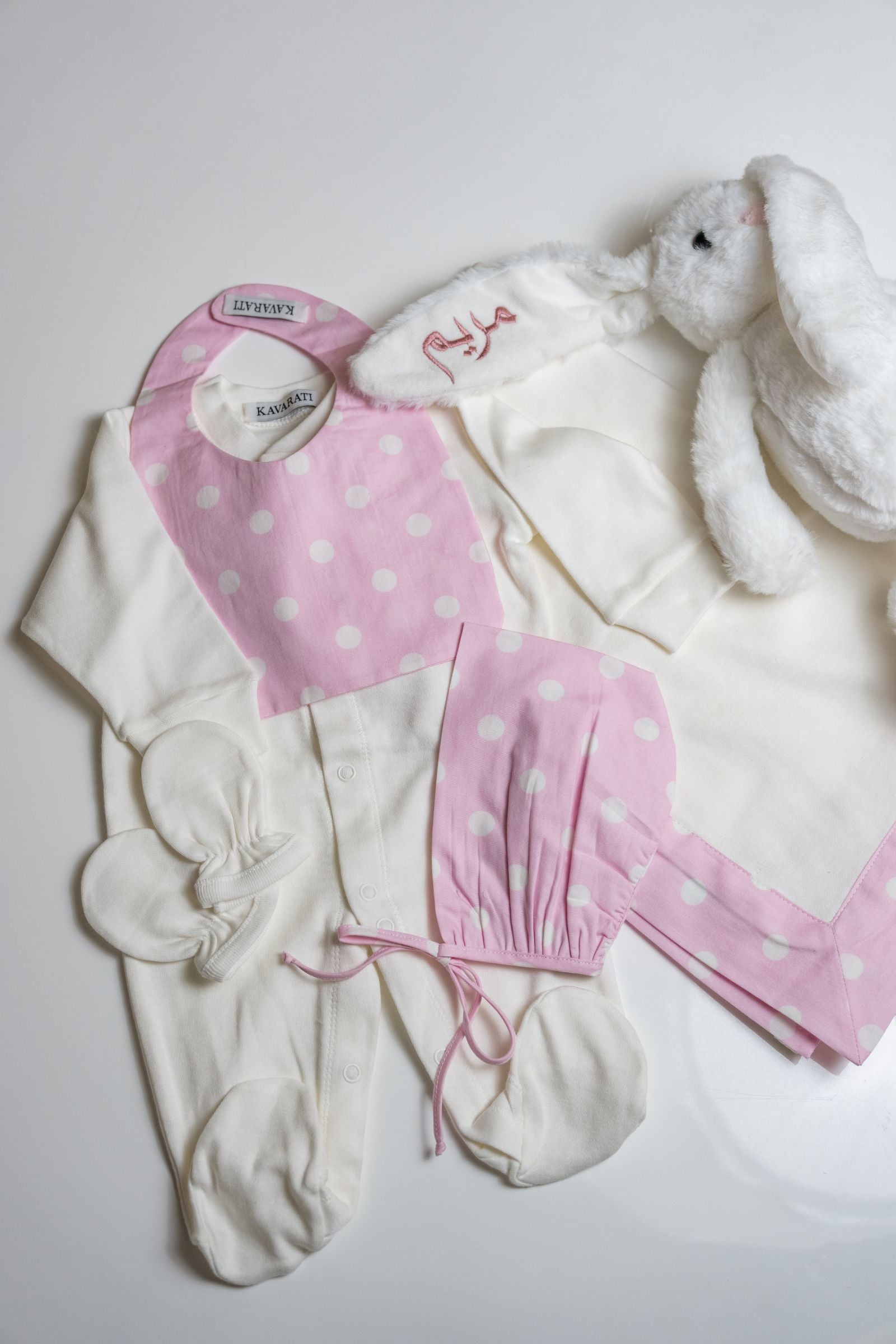 Luxury 4-Piece Newborn Gift Set – White with Blue & Pink Polka Dots (0–3 Months)
