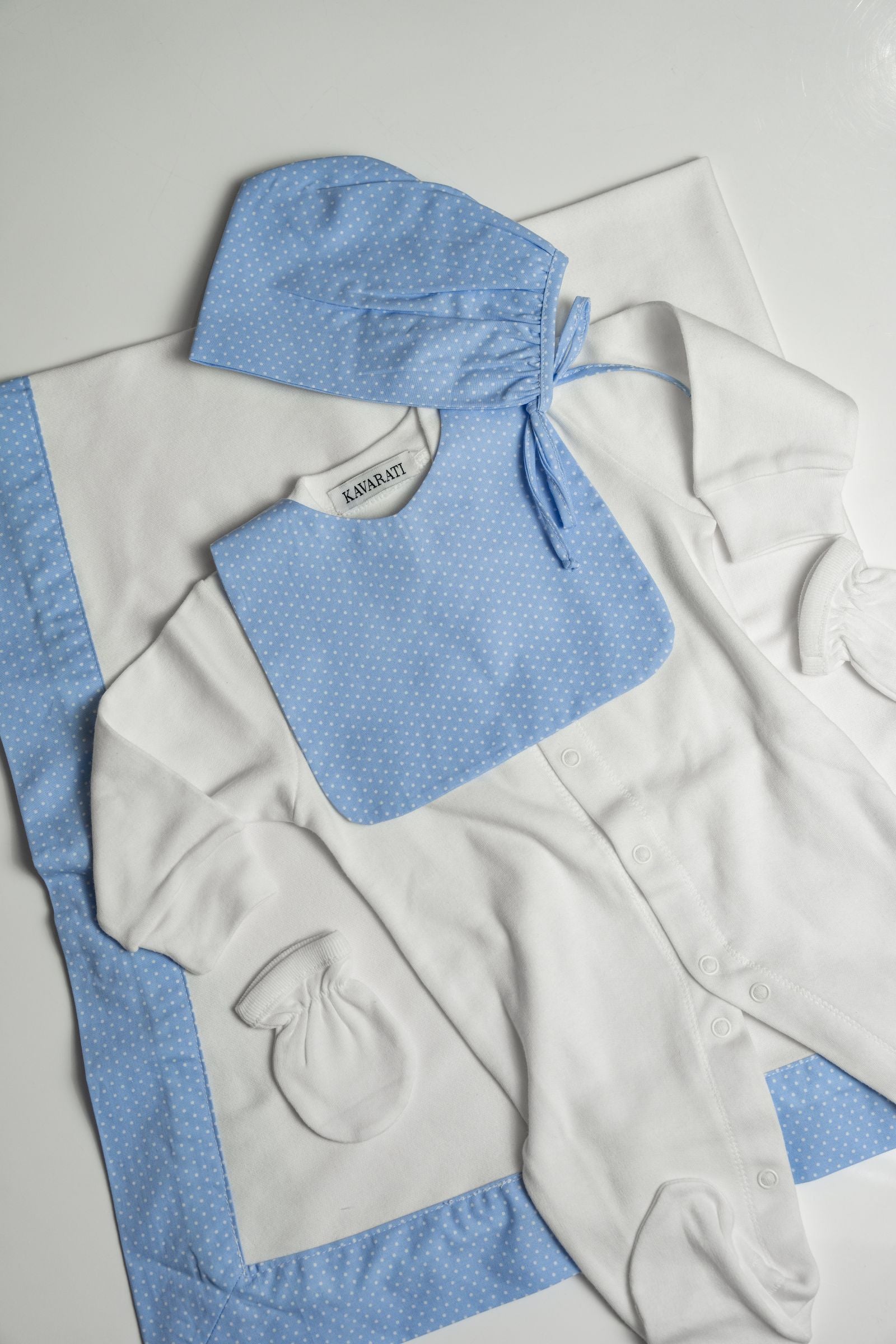 Luxury 4-Piece Newborn Gift Set – White with Blue & Pink Polka Dots (0–3 Months)