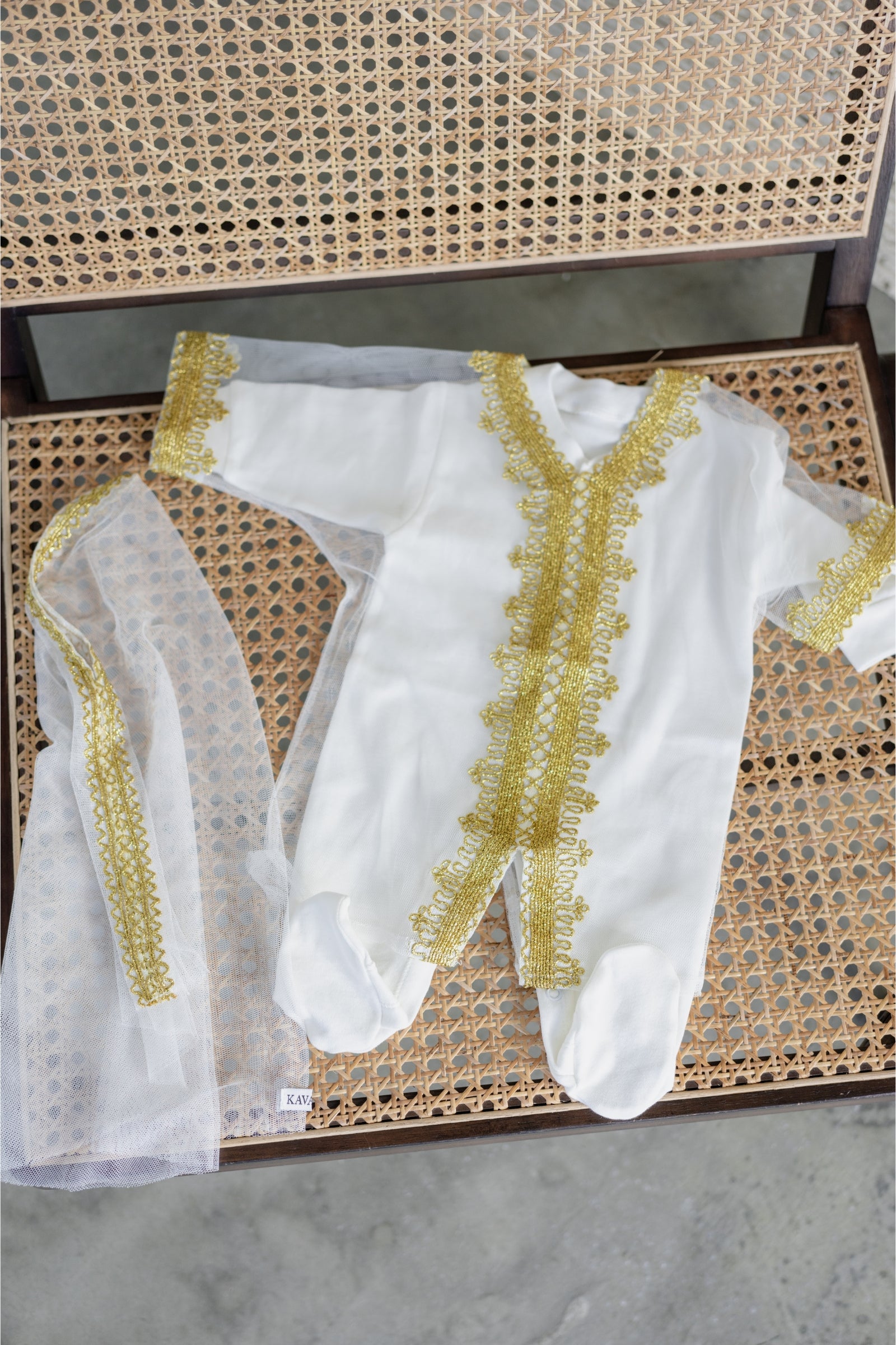 Embroidered Baby Girl Thoub & Bokhnag – White Cotton with Gold Hand Embroidery (Size 0–3 Months)
