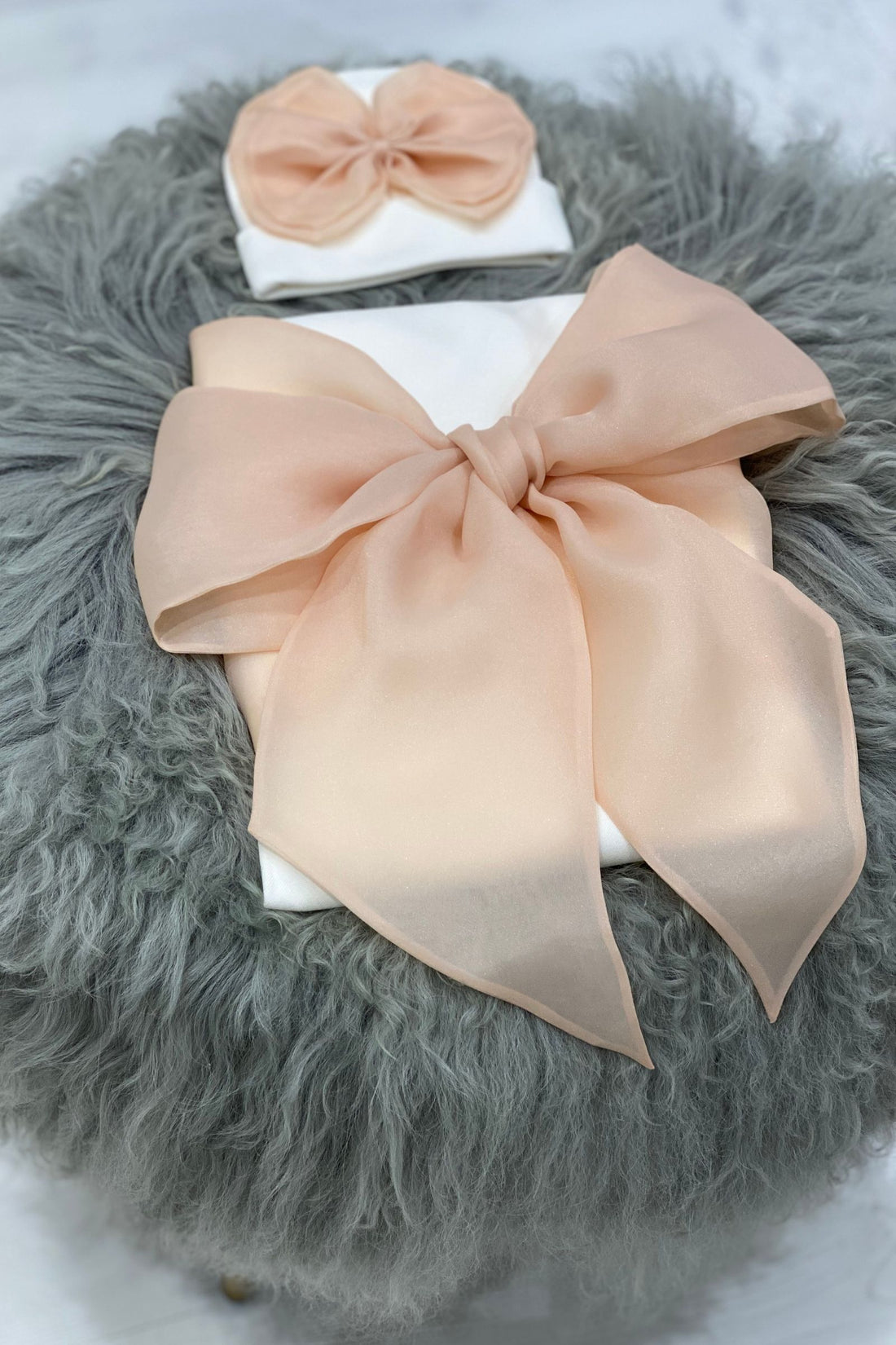 Elegant Cotton Swaddle with Oversized Bow & Matching Hat – Newborn Gift Set