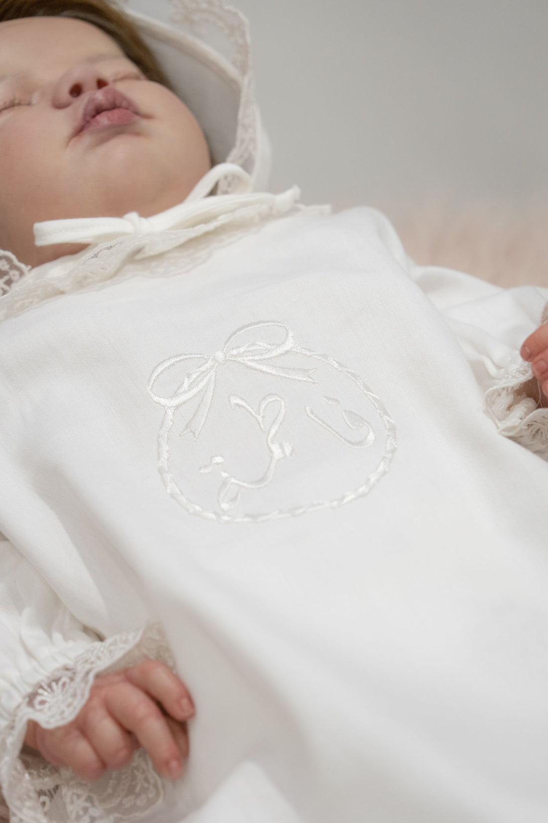Personalized Cotton Baby Dress with Bonnet – Elegant Lace Trim (0–3 Months)