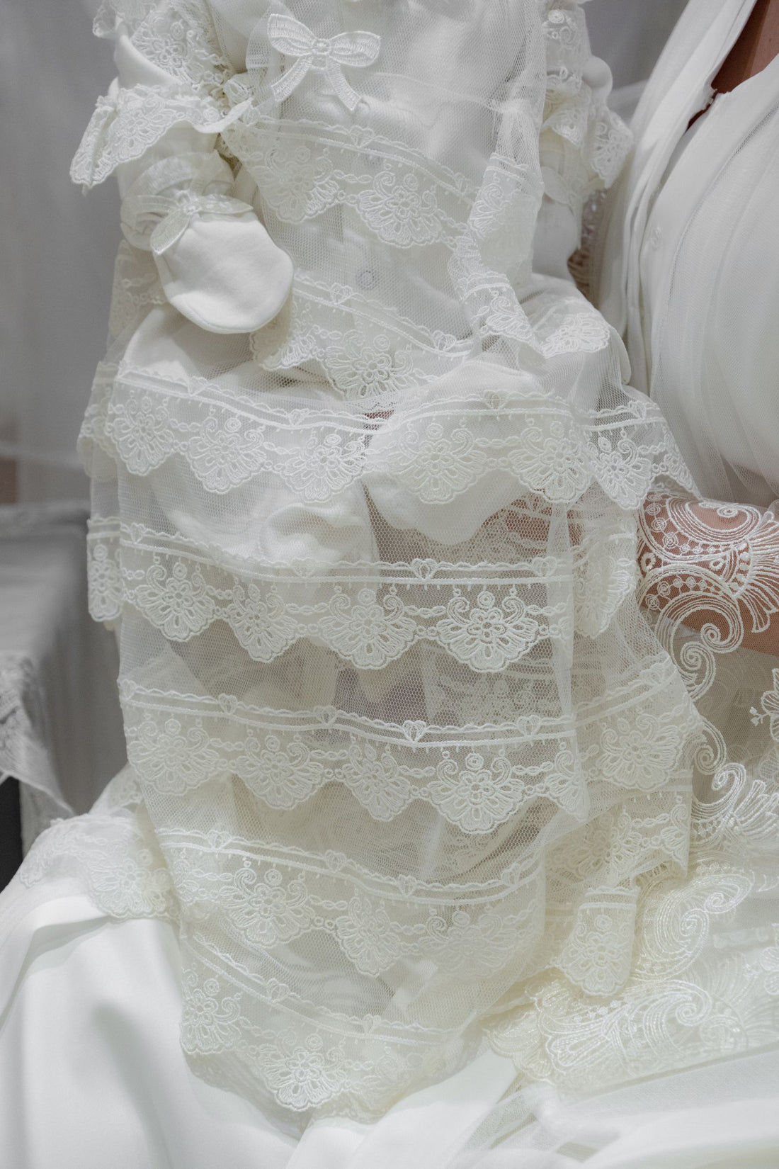 Elegant Newborn Baby Girl Dress with Matching Bonnet – Ivory Lace Detail (0–3 Months)