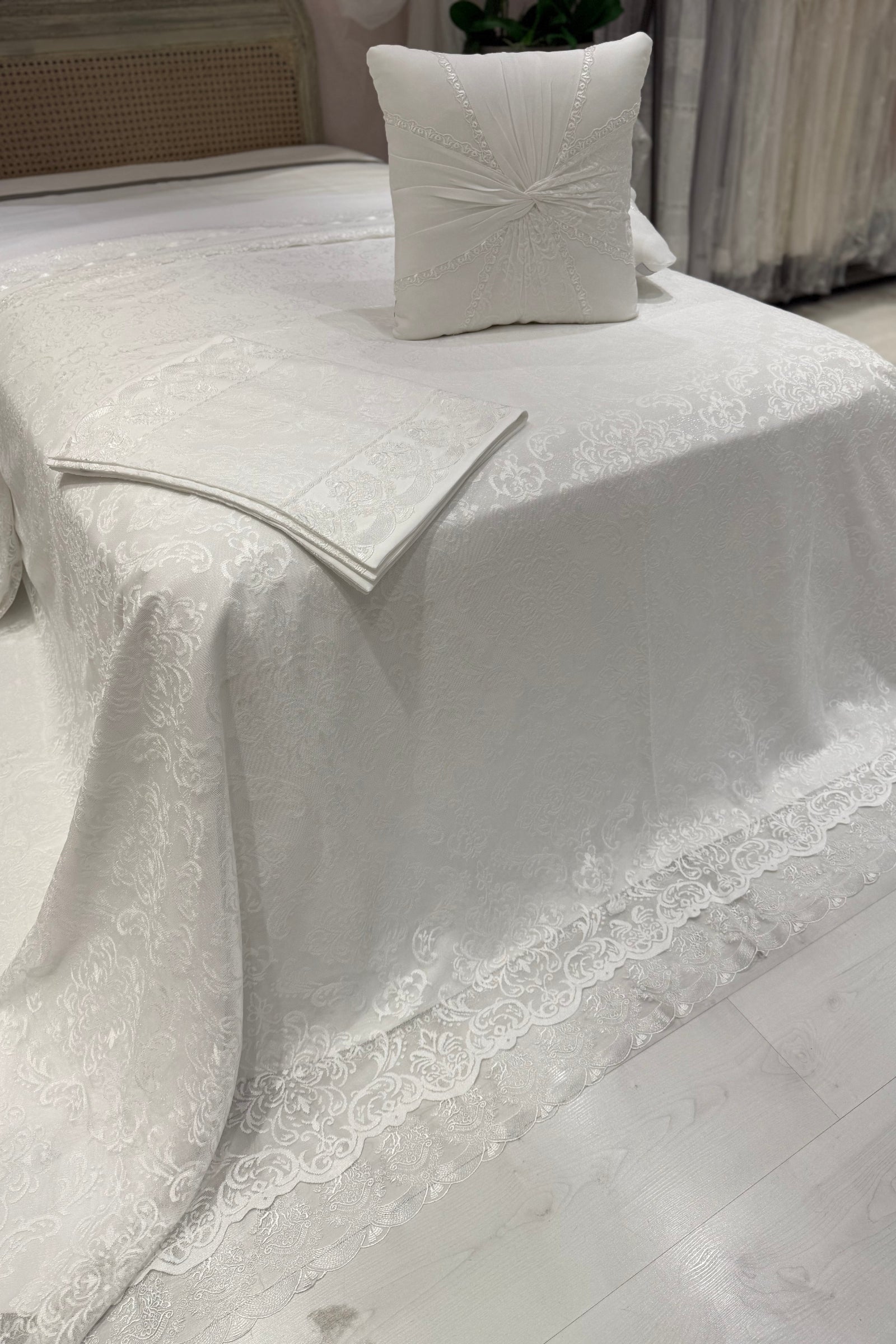 Luxury White 5-Piece Bridal Bedding Set with Embroidery & Lace Detailing