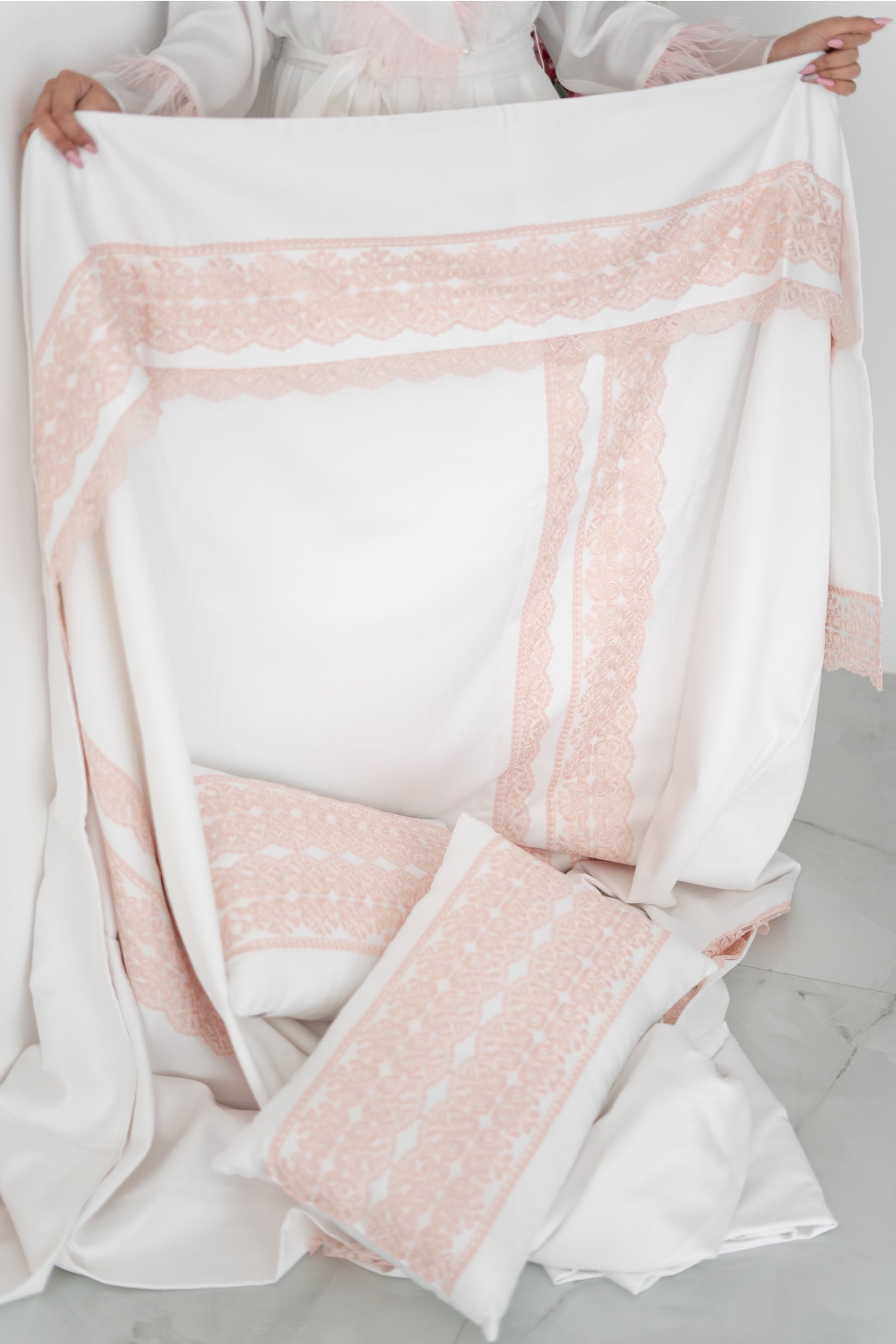 Elegant White Bedding Set with Soft Pink Lace Detailing – 5-Piece Luxury Collection