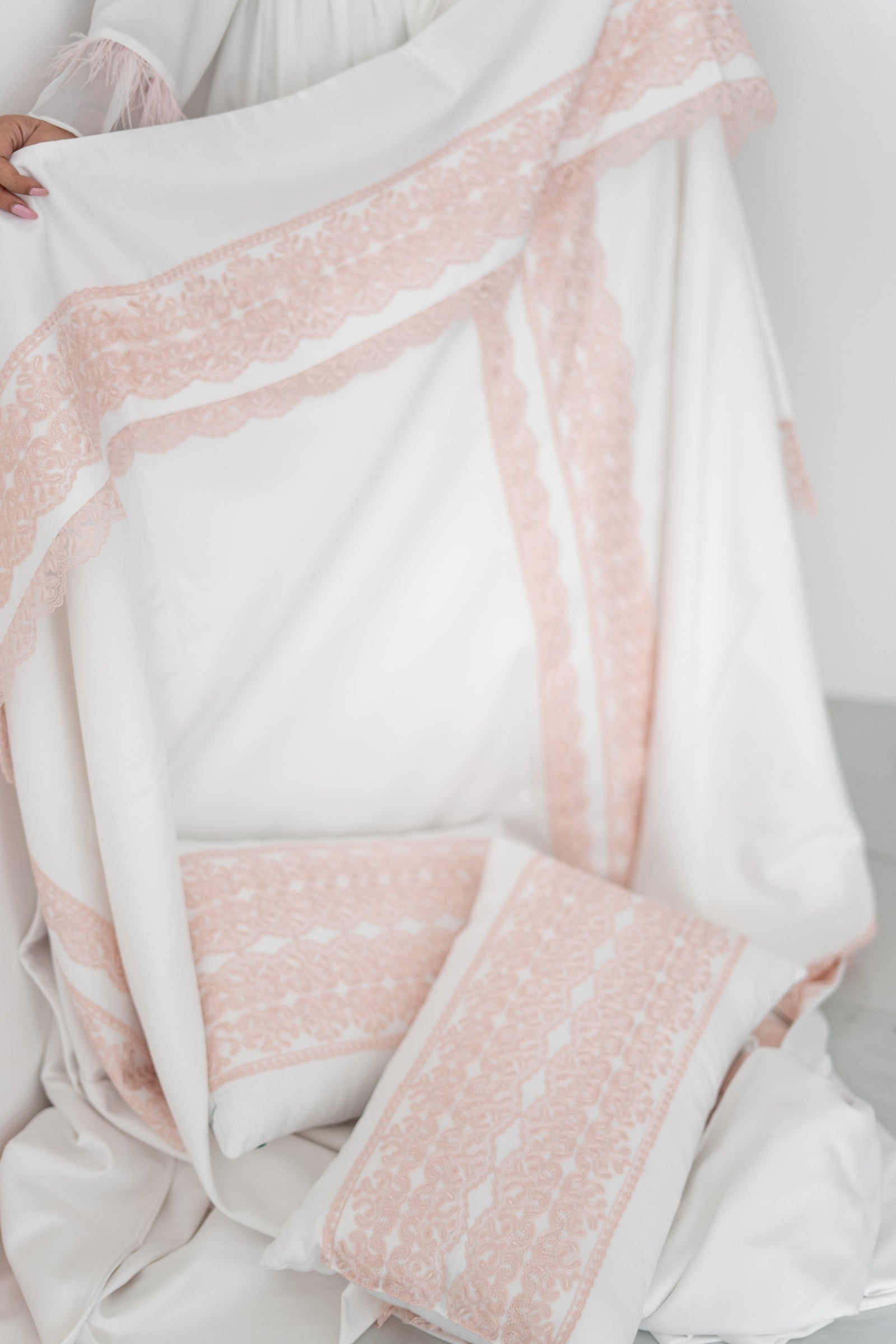 Elegant White Bedding Set with Soft Pink Lace Detailing – 5-Piece Luxury Collection