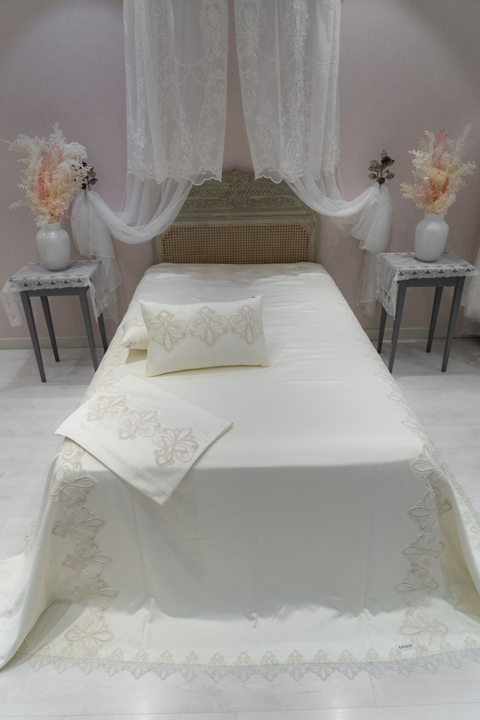 Premium Embroidered Bedding Set – Ivory Elegance