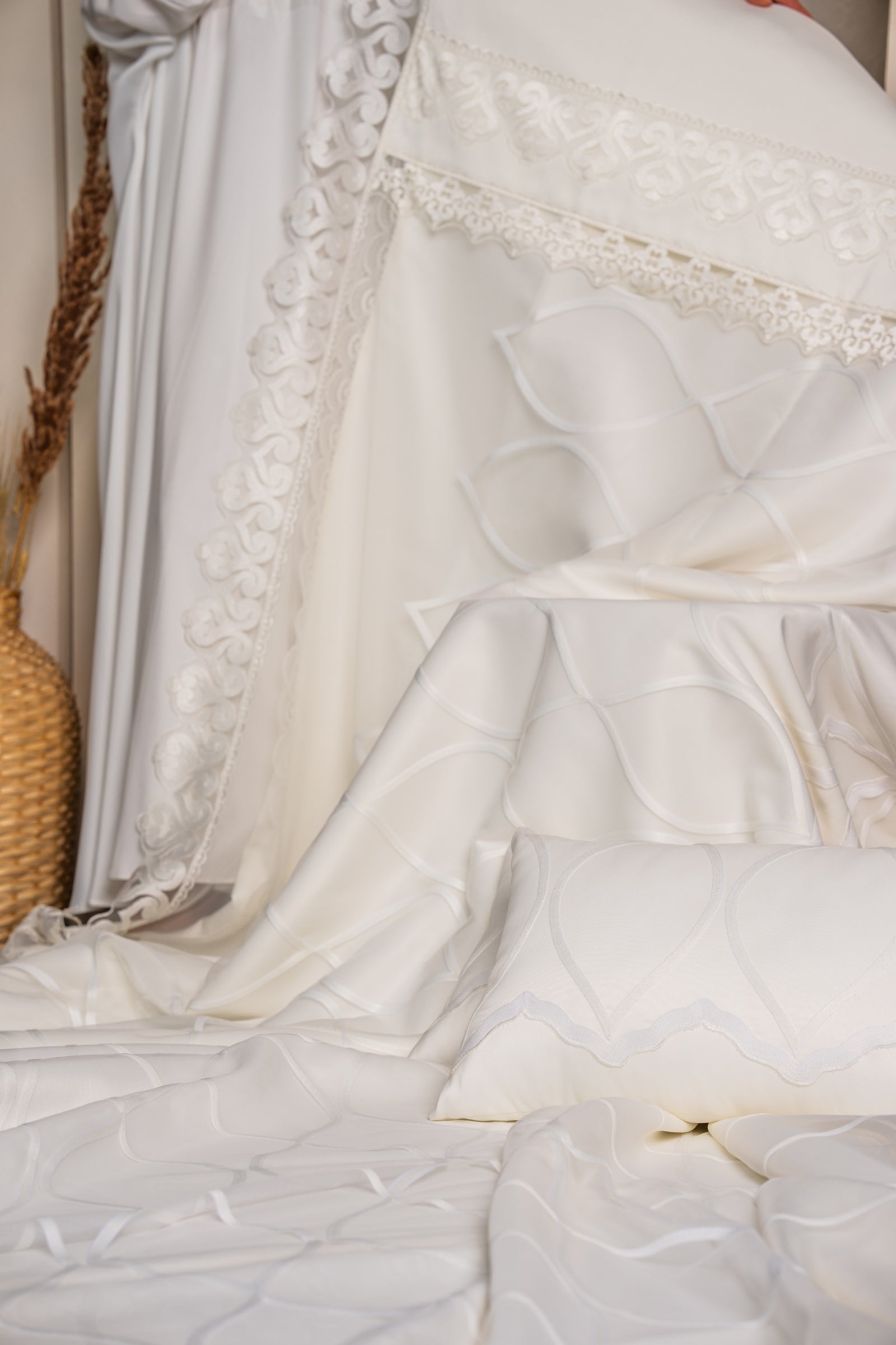 Elegant White & Beige Bedding Set with Circles Design and Delicate Lace – 5-Piece Signature Collection