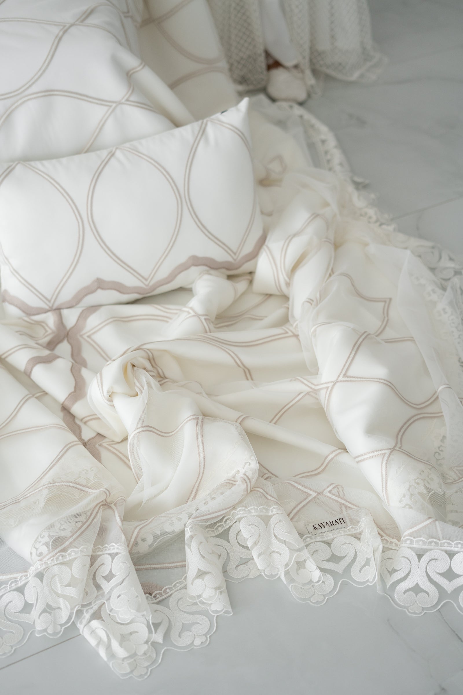 Elegant White & Beige Bedding Set with Circles Design and Delicate Lace – 5-Piece Signature Collection