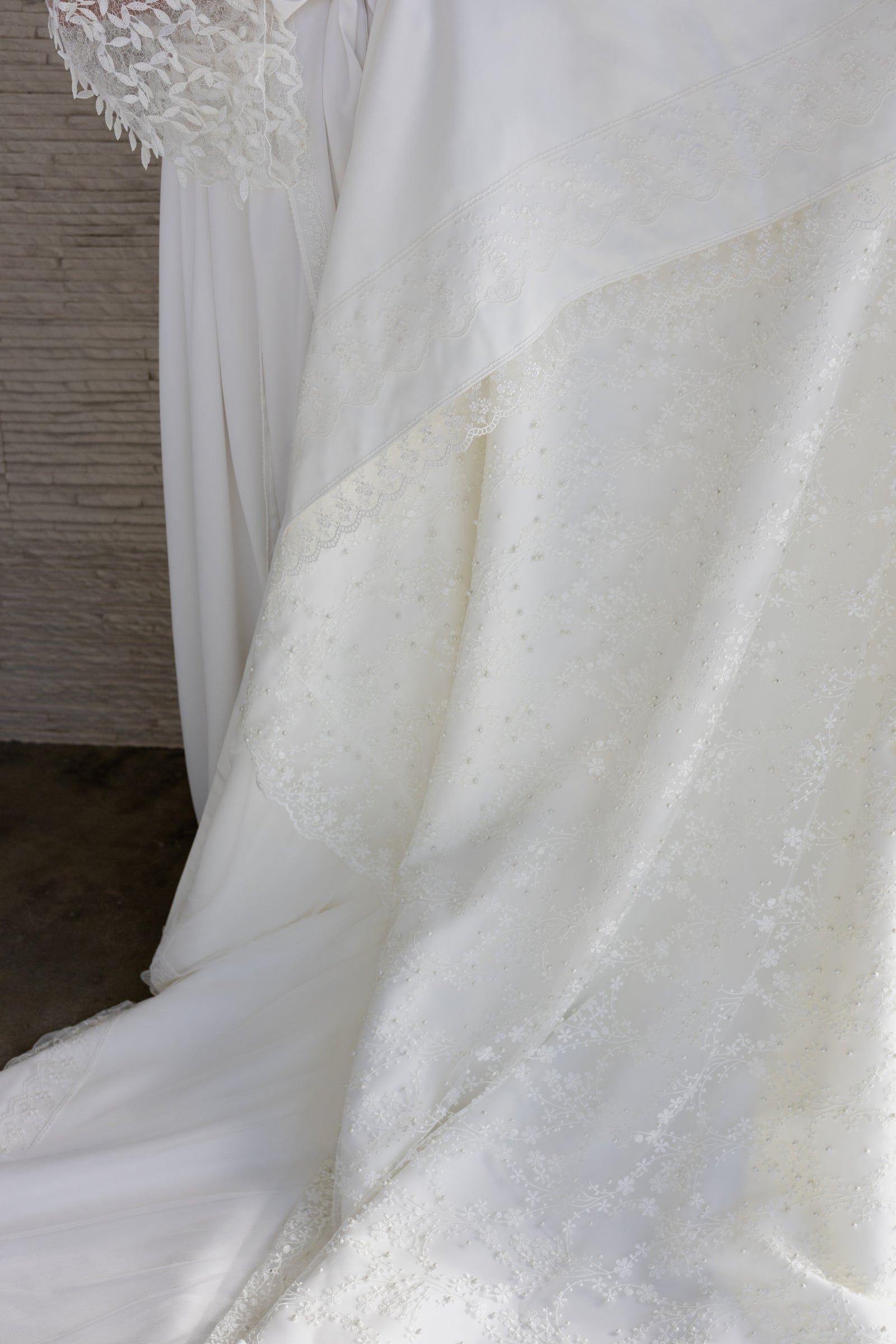 Luxury White 5-Piece Bedding Set with Intricate Embroidery & Delicate Lace