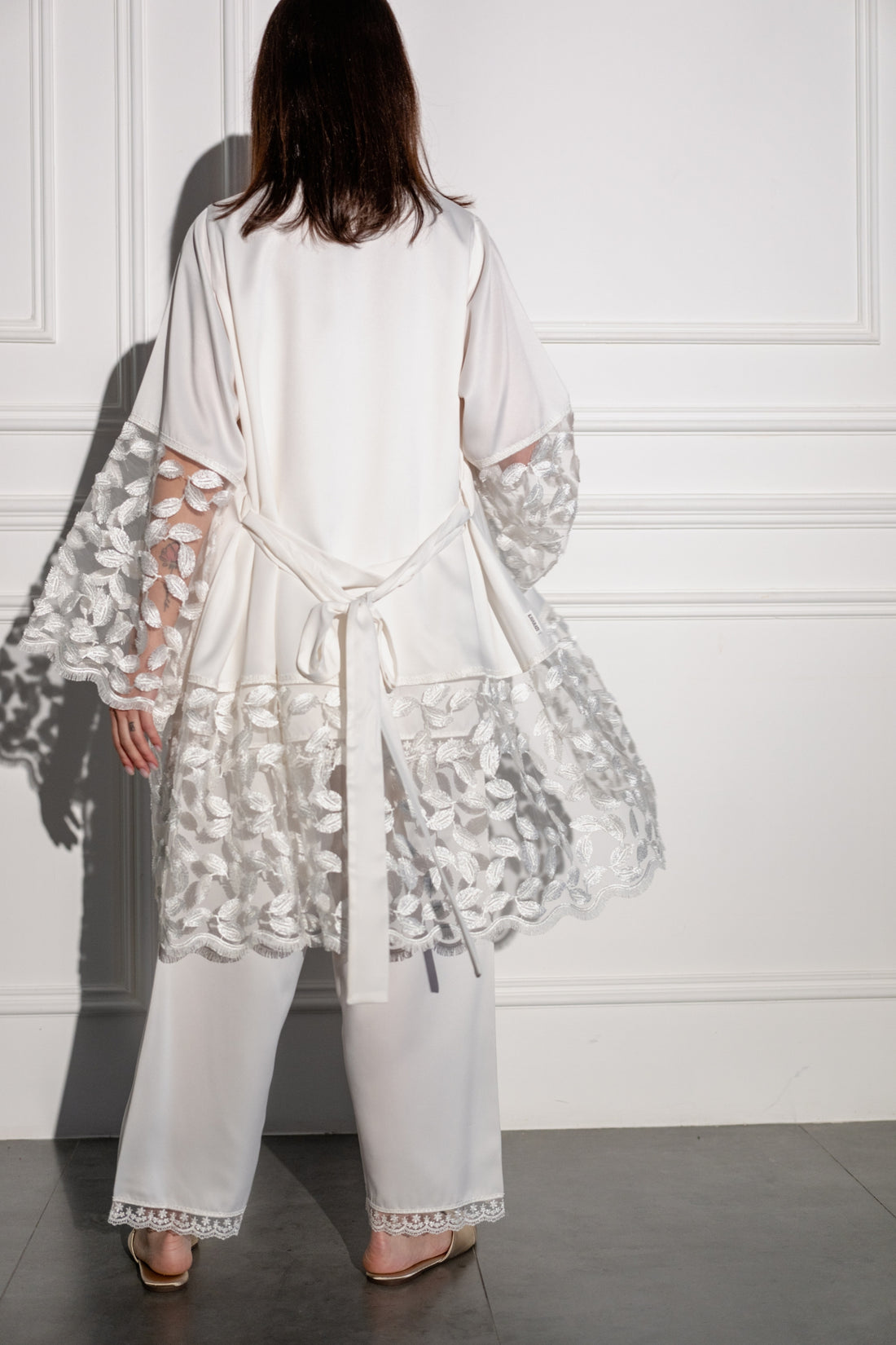 Elegant 4-Piece White Feather Lace Pyjama Set – Luxurious Sleepwear for Women