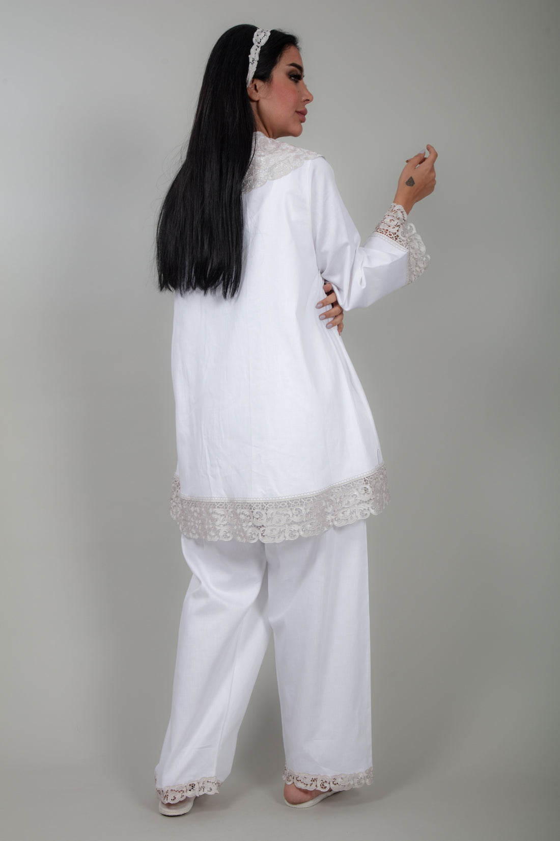 Elegant 4-Piece White Cotton Pyjama Set with Beige Rose Lace – Soft & Timeless Sleepwear