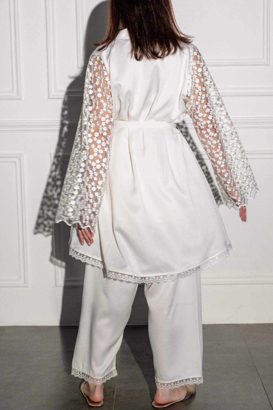 Elegant 4-Piece White Pyjama Set with Floral Mesh Sleeves – Graceful Sleepwear for Women